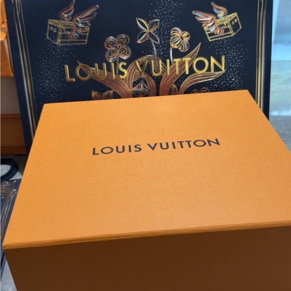 Louis Vuitton Holiday Gift Bag ‘25 New - Picture 5 of 6